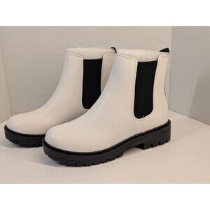 Soda Pilot White Lug Sole  Low Heel Chelsea Ankle Booties Size 10